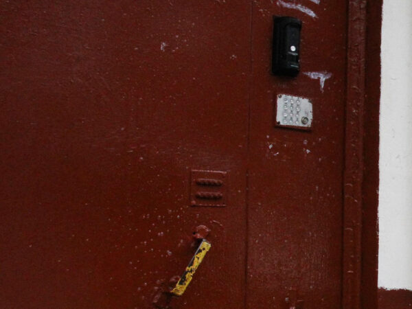 Подростка ударило током от железной двери: энергия прошла через ключ