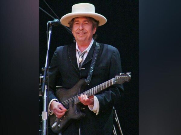 Боб Дилан довел публику до слез, исполнив кавер на песню Шейна Макгоуэна