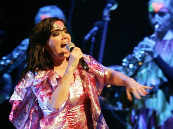 Бьорк отмечает 60-летие и борется с правительством