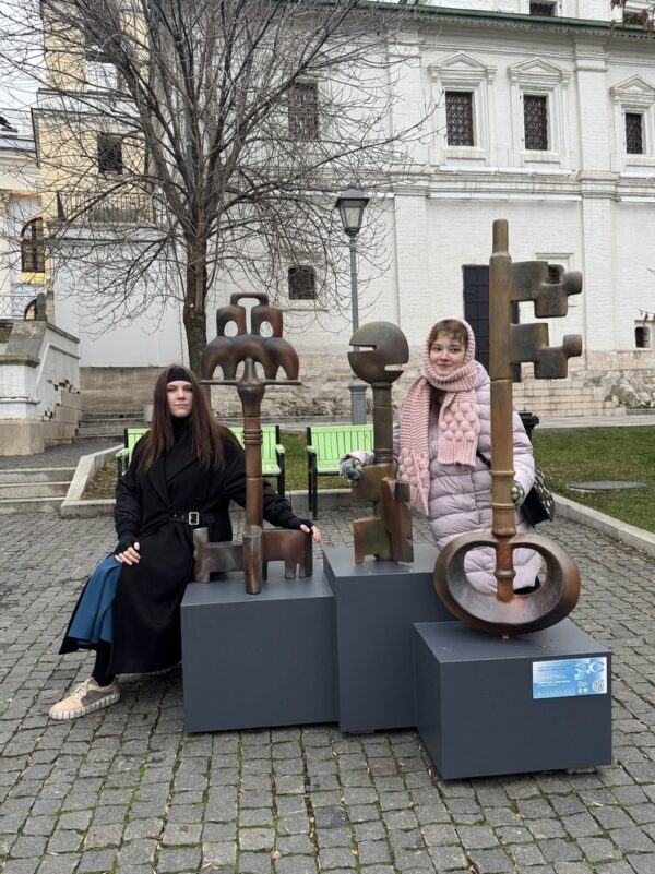 Гигантские ключи-загадки установили у Старого Английского двора в Москве
