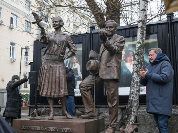 С Пушкинского снято проклятие: в Москве открыли памятник основателям театра