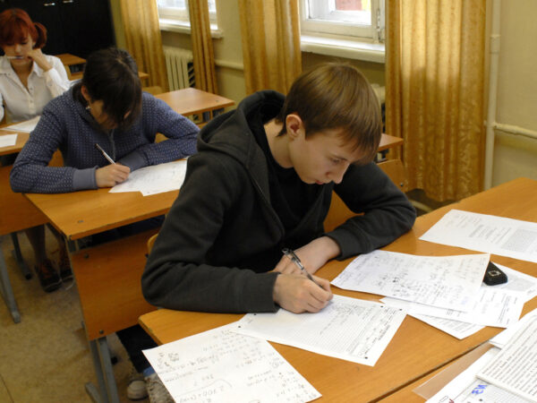 Изобретатель нашел способ усовершенствовать осанку школьников