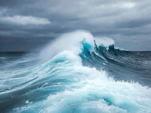 Космические спутники открыли неожиданное «расщепление» гигантской волны