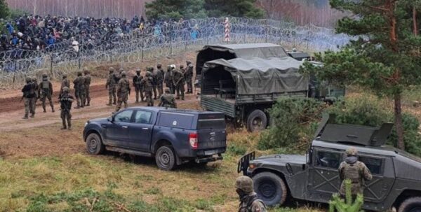 Лукашенко запускает мигрантов в Польшу через вырытый в лесу туннель (видео)»>