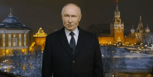 «Какой из них настоящий?»: в новогоднем обращении Путина заметили странный инцидент (видео)»>