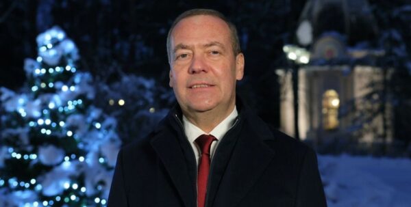 «Не играйте в игры с Россией»: Медведев ответил на послания Госдепа США (фото)»>