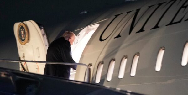 Самолет, на котором Трамп вылетел в Давос, экстренно вернули в США: что произошло»>