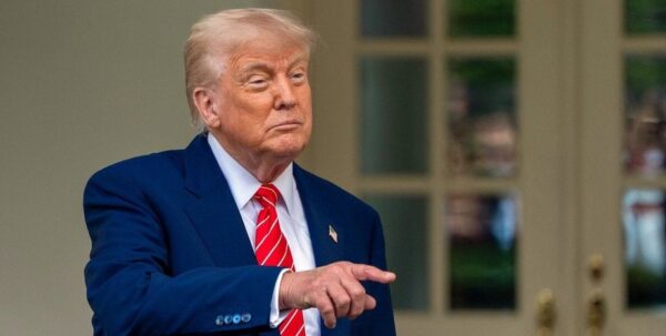 Деньги в обмен на название: Трамп потребовал, чтобы крупные аэропорт и вокзал в США переименовали в его честь»>