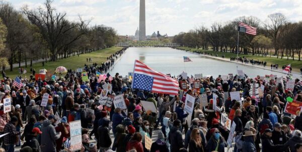 «Без королей»: в США протестуют миллионы людей, требуя у Трампа «снять корону» (видео)»>
