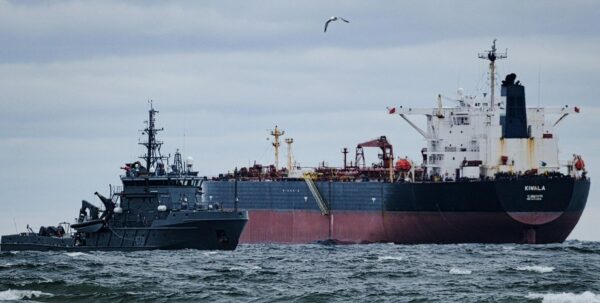 «Путин потирает руки»: Королевскому флоту Британии разрешили проверять суда «теневого флота» РФ»>