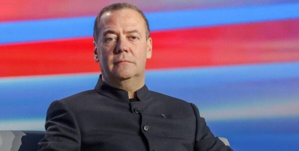 «Третья мировая почти началась»: Медведев назвал США свиньями и обвинил в эскалации»>