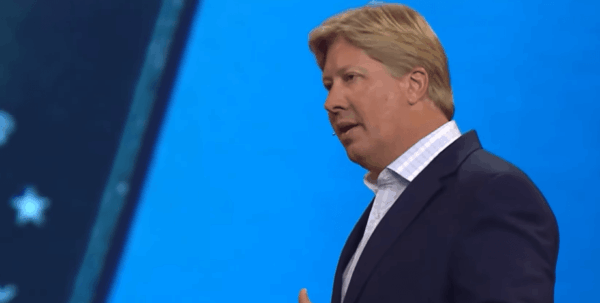 В США из тюрьмы вышел основатель мегацеркви и духовный советник Трампа: за что его осудили»>