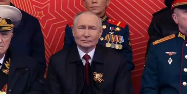 «Заметно постаревший»: СМИ обсуждают, как выглядел Путин на самом коротком параде в истории РФ»>