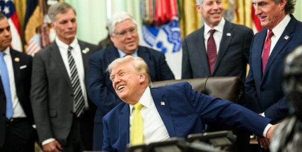 Перенес инсульт на камеру: специалист проанализировал поведение Трампа на брифинге»>