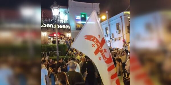 «Долой гнилую империю России»: в Грузии вспыхнули протесты из-за скандала с россиянками на свадьбе местных (видео)»>