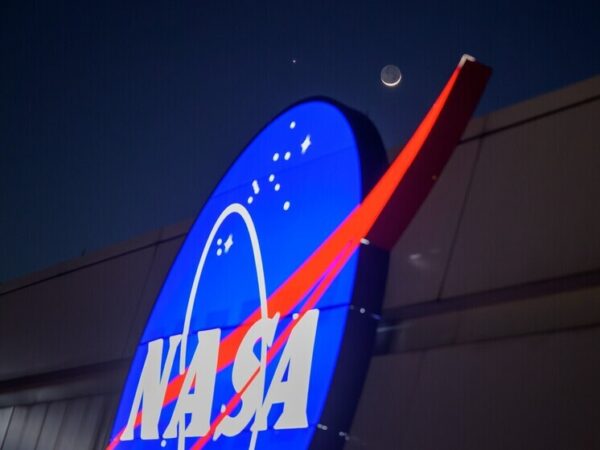 NASA запустила робота для спасения «тонущего» космического телескопа