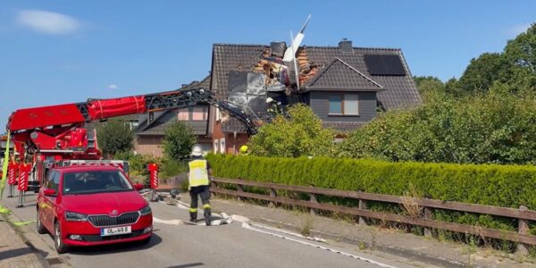 Самолет врезался в жилой дом в Германии: спасатели предполагают, что внутри есть человек»>