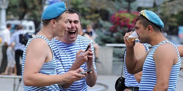 600 метров без парашюта: российский десантник разбился в «День ВДВ» (видео)»>