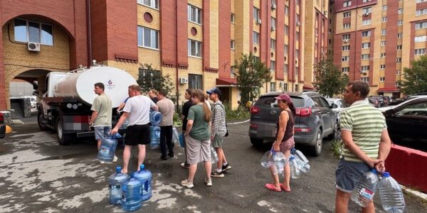 Битва за воду в РФ: в Тюмени россияне дерутся в очередях, так как из кранов текут помои (видео)»>