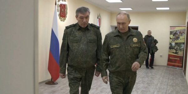 Боится собственной тени: Путин не выходит из Кремля без вертолета и запаса продуктов, — СМИ»>
