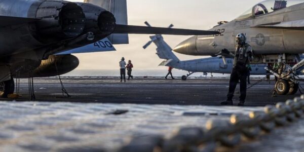 Моряки готовы спрыгнуть за борт: на авианосце США назрел кризис за 9 месяцев в море (фото)»>