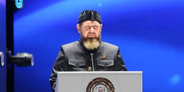 Рамзан Кадыров при смерти: он не появляется на публике, а его сына готовят в преемники, — СМИ»>