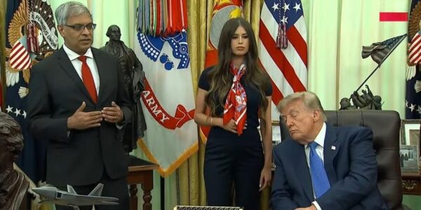 Трамп «заснул» в Овальном кабинете во время доклада о вакцинации (видео)»>