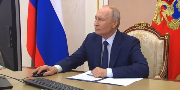 Неактивированная Windows и контрабандный Dell: Путин «проголосовал» на так называемых «выборах» (видео)»>