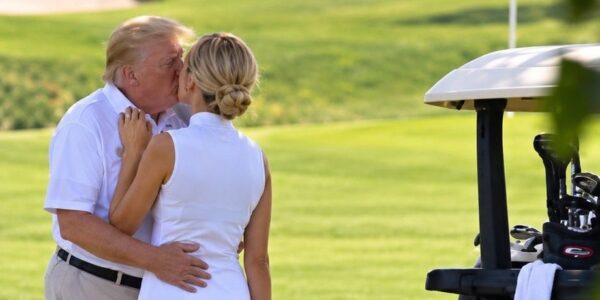 В сети завирусился «снимок» Трампа и его помощницы: Белый дом дал первый комментарий»>