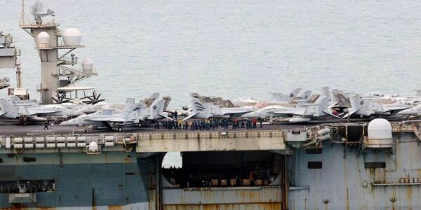 Весь ржавый: авианосец США прибыл в Таиланд после рекордного срока в море (видео)»>