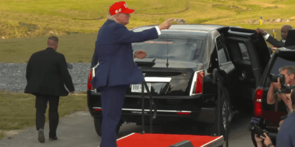Трамп не заметил свой лимузин с открытыми дверями: курьезный момент попал на видео»>
