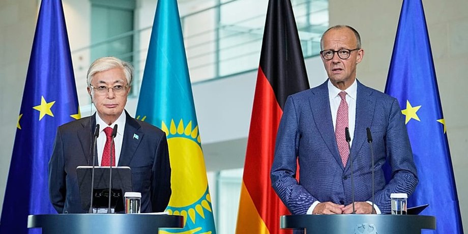 Президент Казахстана во время встречи с канцлером Германии Фридрихом Мерцем в Берлине 29 сентября 2026 года