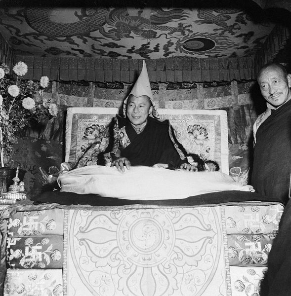 Далай-лама. Шляпа, которую носит религиозный лидер, — это его государственная корона