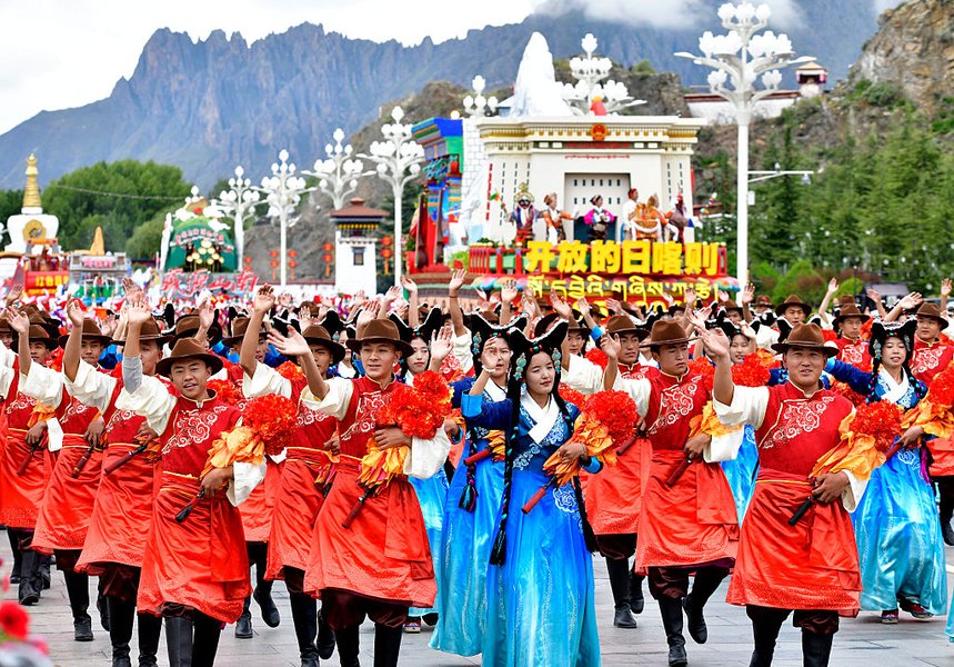 Грандиозный парад на площади дворца Потала в Лхасе по случаю 60-й годовщины основания автономного района Сицзан