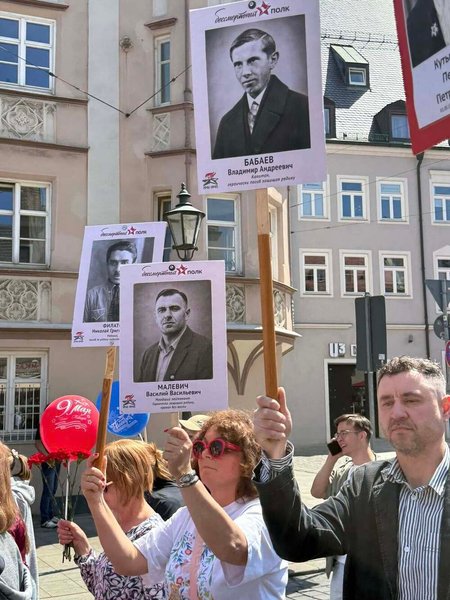 украинцы на марше "Бессмертного полка" в Германии
