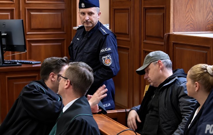 Владимир Журавлев в сопровождении польской полиции в здании суда в Варшаве в октябре 2025 года
