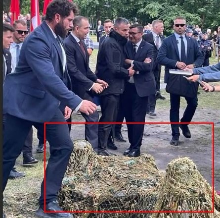 В Радруже украинские могилы закрыли маскировочными сетками