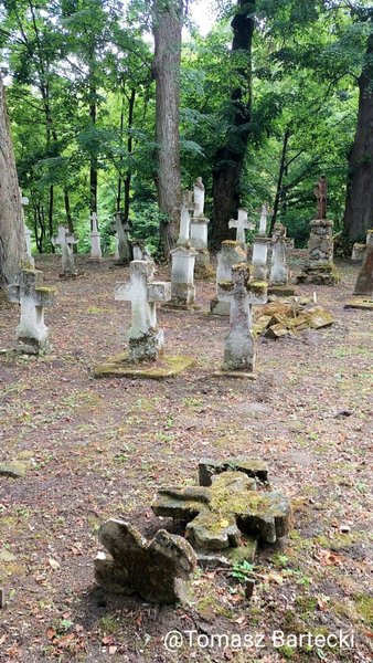 Фотографии, опубликованные Томашем Бартецким на следующий день после визита президента Польши Кароля Навроцкого по случаю Национального дня памяти 11 июля.