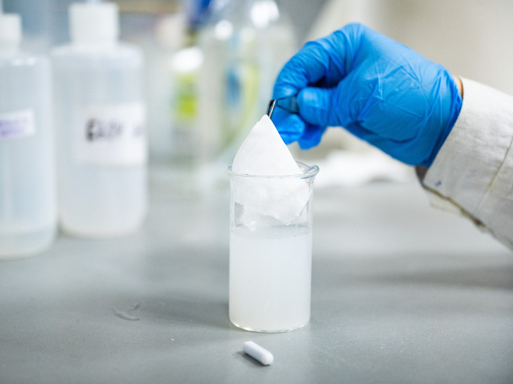 Российские ученые создали ткань, которая самоочищается на солнце