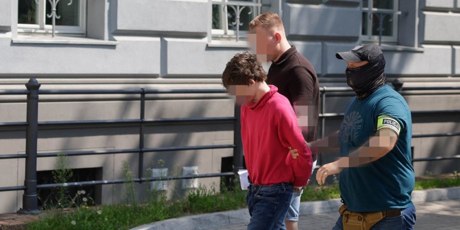18-летний украинца ведут под руки польские полицейские во Вроцлаве